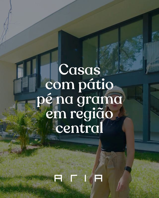 Post: casas com pátio e pé na grama em região central